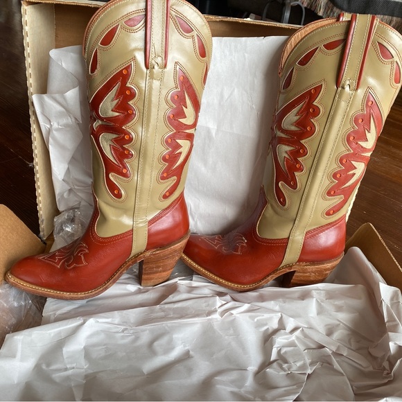 VINTAGE “Miss Capezio” Tan and Red Butterfly Cowboy Boots 🦋 - Picture 4 of 17